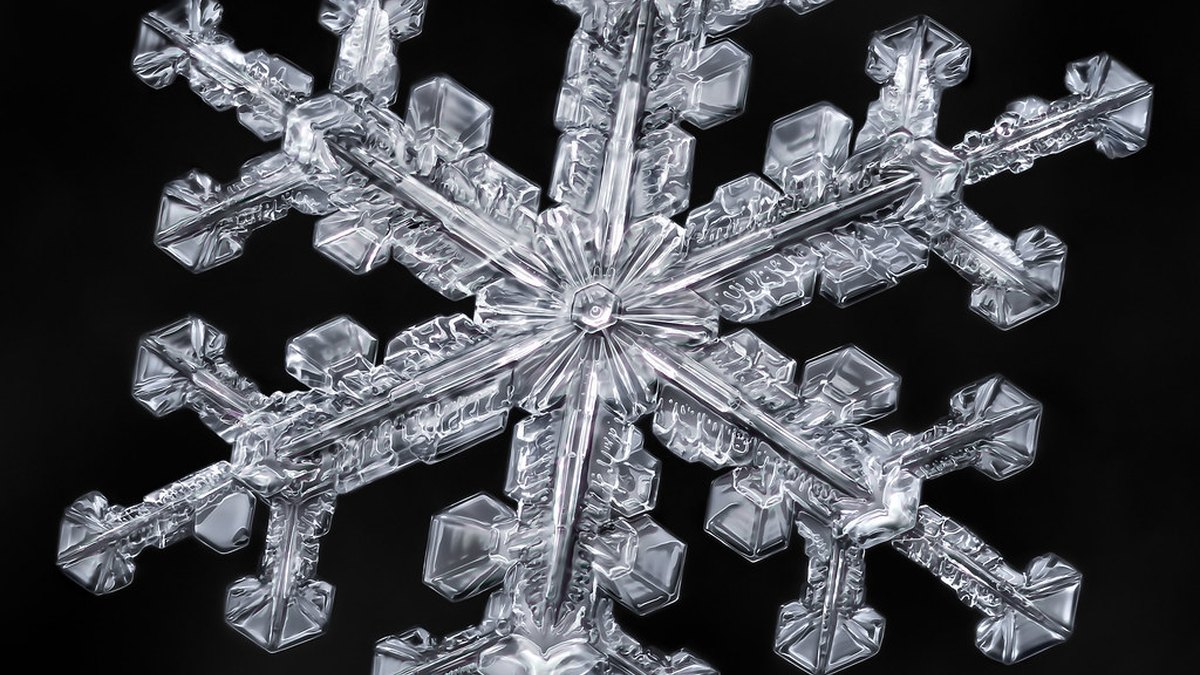 Macro photograph of a symmetrical ice crystal against a dark background — the ordered lattice whose formation releases the latent heat behind the Cryosurge exotherm; Cryosurge, Panacea Bio Chem, Bogdan Dicoias